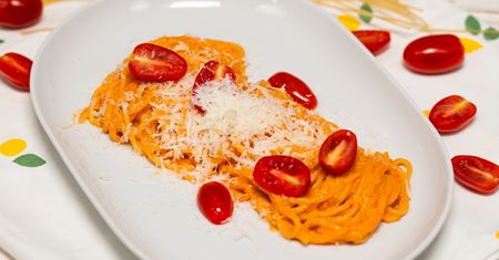 Spaghetti z aksamitnym sosem z burratą smakuje jak wakacje we Włoszech. Z łatwością zrobisz je w domu