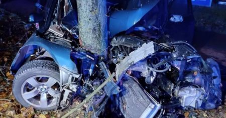 Kompletnie roztrzaskane BMW. Strażacy pokazali zdjęcia