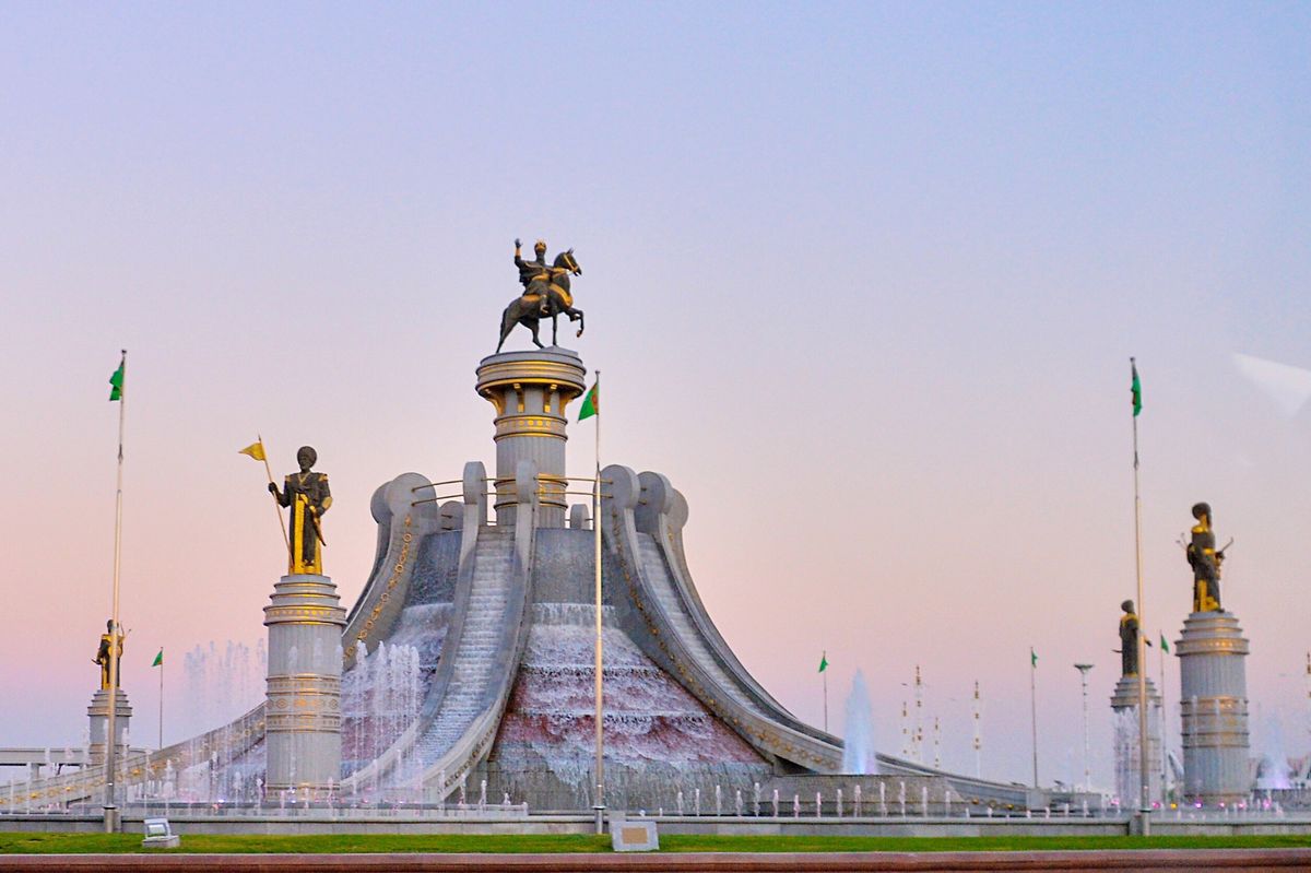 Pomnik prezydenta siedzącego na koniu znajduje się już w stolicy Turkmenistanu