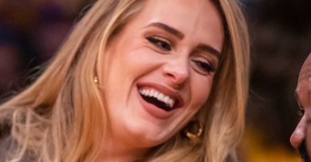 Wystrojona w skórę Adele PROMIENIEJE u boku ukochanego na meczu koszykówki (ZDJĘCIA)