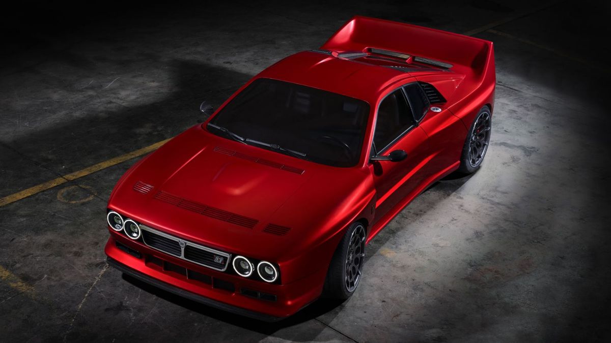 Doskonale odwzorowane nadwozie wieńczy słusznej wielkości tylne skrzydło