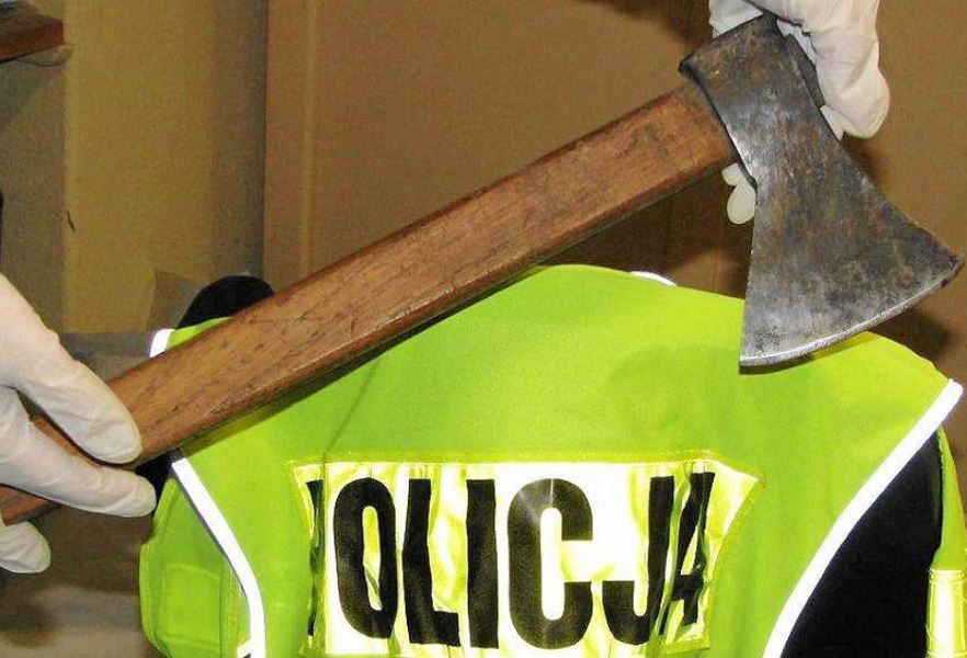 Terroryzował wieś siekierą. Policjanci otworzyli ogień