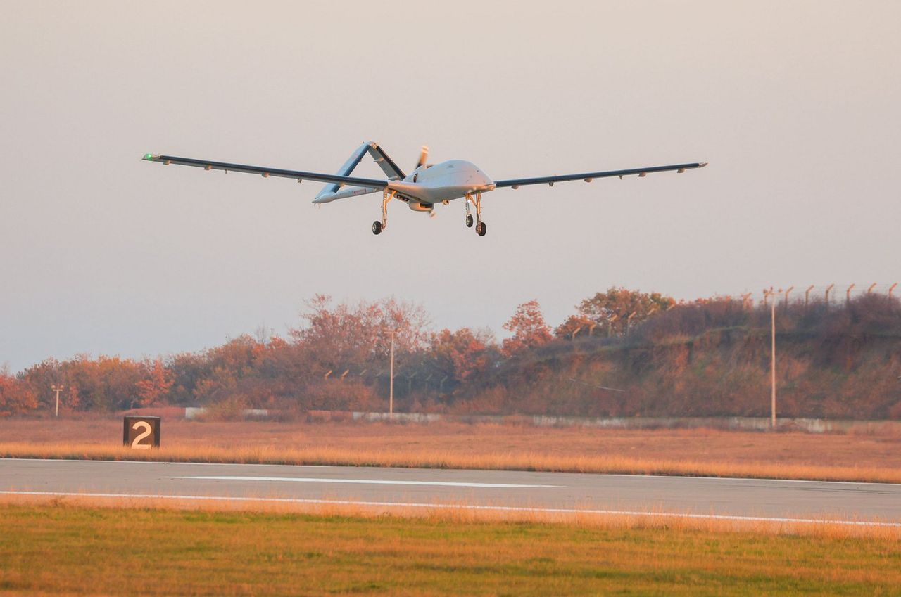 Turcja testuje drona Bayraktar TB3. Długotrwały lot zakończony powodzeniem