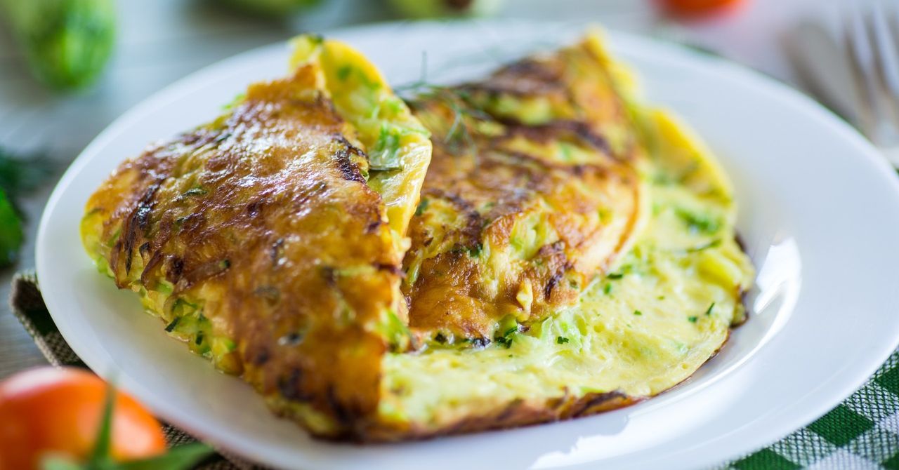 Sięgnij po cukinię, jajka i ser. Usmaż omlet i zaskocz rodzinę wyjątkowym smakiem