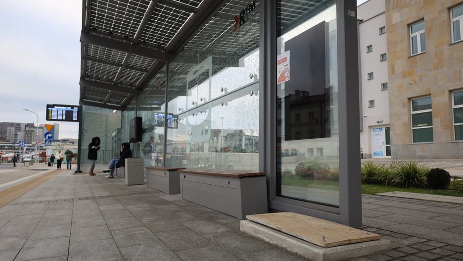 Niedziałające biletomaty zniknęły z przystanku przy dworcu PKP. Mają wrócić takie, które nie będą już zawodzić pasażerów.