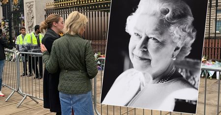 Tłumy znów zbierają się pod Pałacem Buckingham. Brytyjczycy oddają hołd królowej