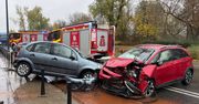 Warszawa: Czołowe zderzenie dwóch aut na Wybrzeżu Helskim. Trzy osoby ranne. Droga zablokowana