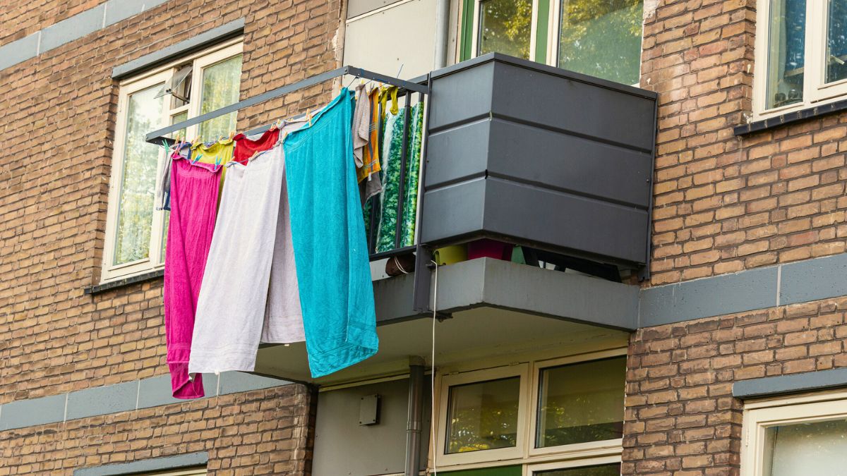 Pranie suszy się na balkonie
