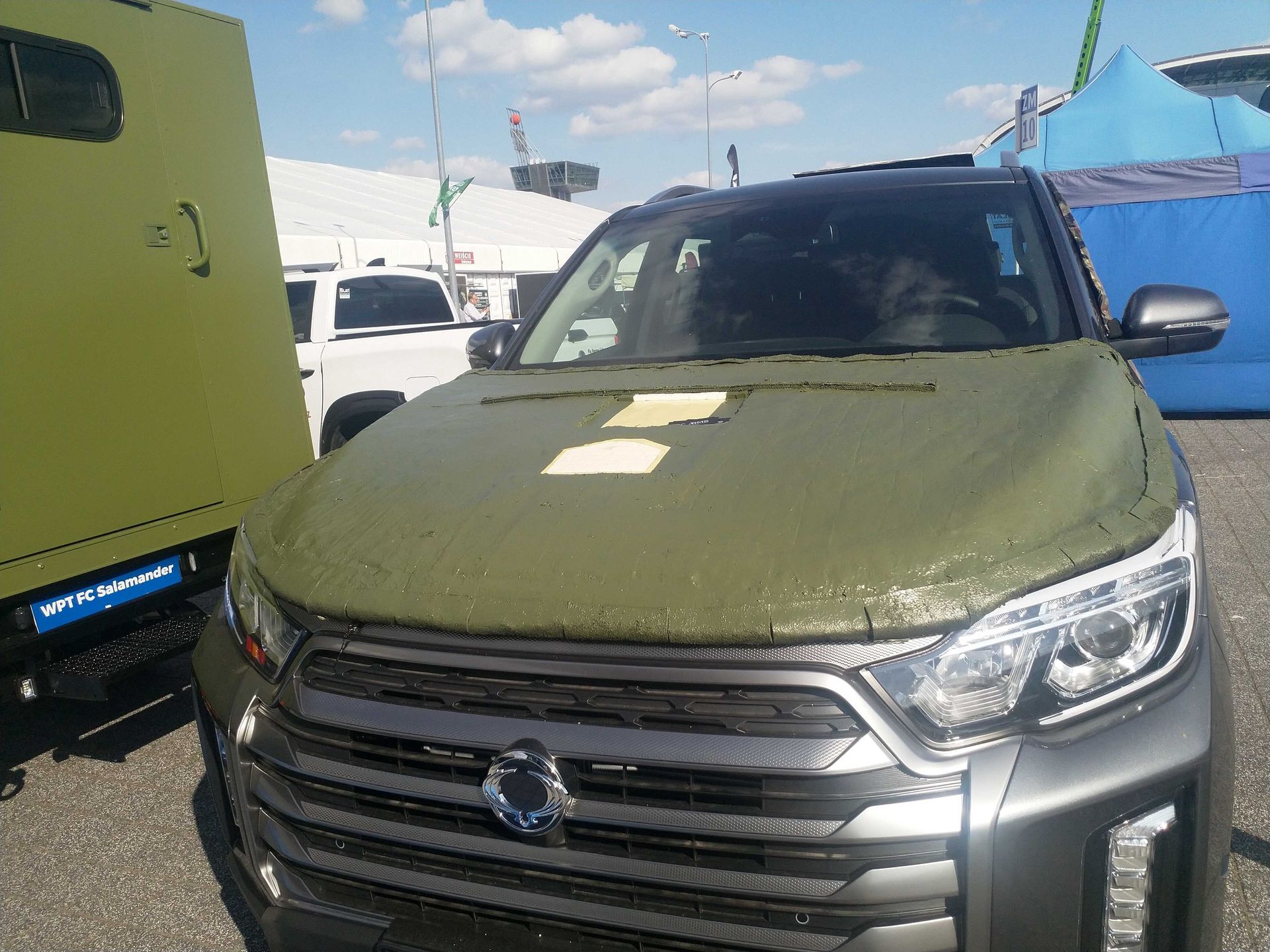Pick-up SsangYong z dodanym pakietem pancerza dodatkowego na masce zmieniającego go w praktycznie pojazd opancerzony. 