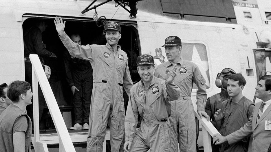 Załoga Apollo 13 na lotniskowcu Iwo Jima po zakończeniu misji 