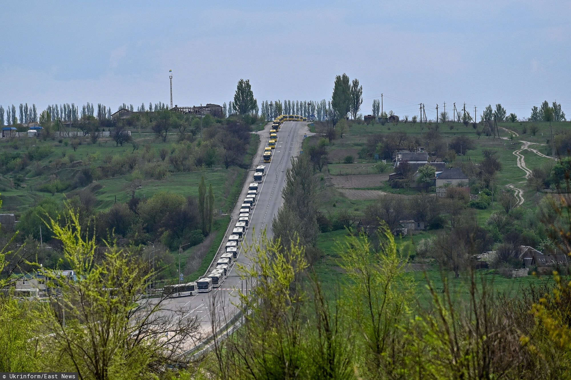 Wojna w Ukrainie - Ewakuacja ludno?ci cywilnej z MariupolaZAPORIZHZHIA REGION, UKRAINE - MAY 3, 2022 - The evacuation convoy from Mariupol reaches the border of the Ukrainian government-controlled territory of Zaporizhzhia Region in Kamianske village, Zaporizhzhia Region, southeastern Ukraine. This photo cannot be distributed in the Russian Federation.Dmytro Smolyenko