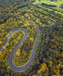 Niedoceniane góry w Polsce. Najdłuższe serpentyny drogowe i boskie widoki