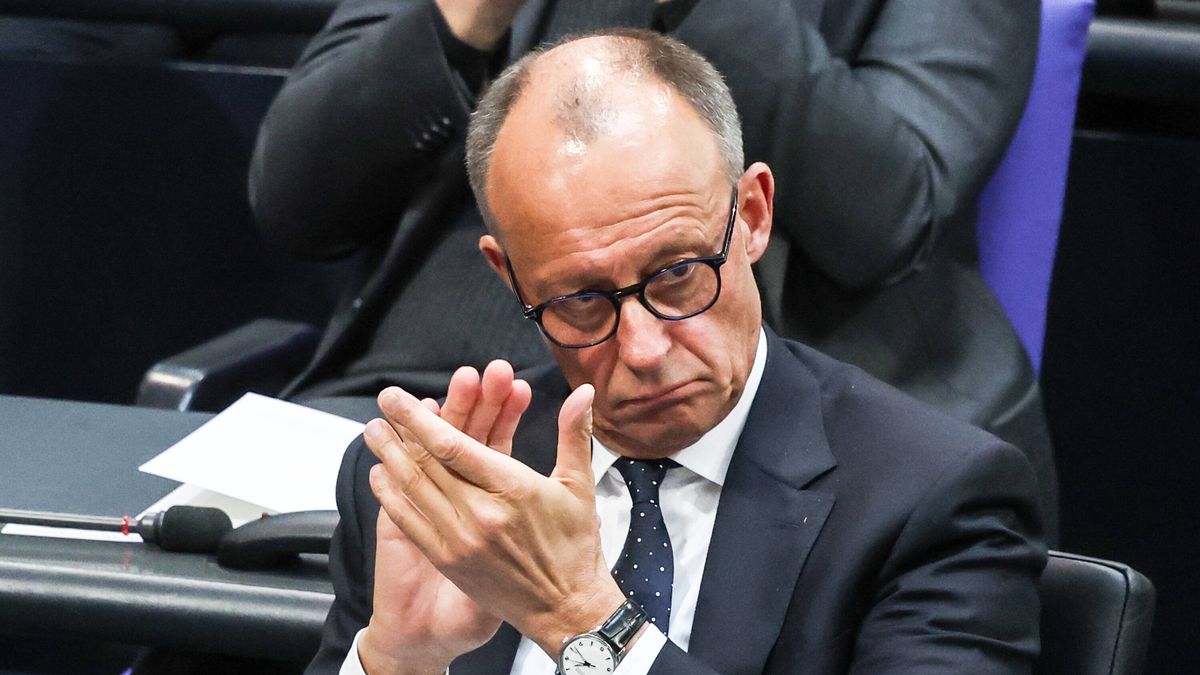 epa12084192 German Chancellor Friedrich Merz reacts during an event of the German parliament to commemorate the 80th anniversary of the end of WWII in Europe, in Berlin, Germany, 08 May 2025. World War II in Europe ended with the unconditional surrender of Nazi Germany on all fronts on 08 May.  EPA/FILIP SINGER 
Dostawca: PAP/EPA.
FILIP SINGER
WWII, 80th anniversary, WWII in Europe, end of WWII