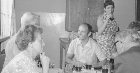 W latach 90. jeszcze podawali w koszyczku. Dzisiaj w kawiarniach takiej nie dostaniesz