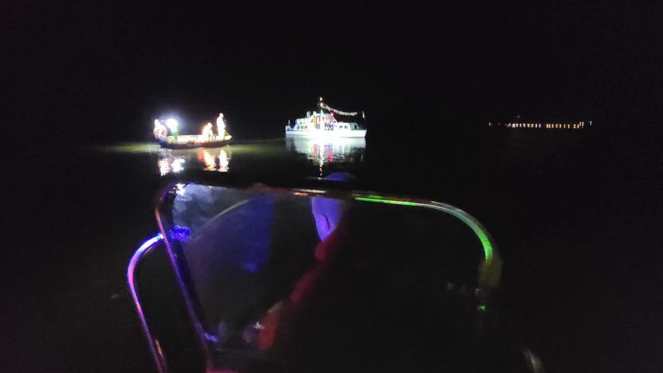 Nocna ewakuacja pasażerów łodzi. Sternik był pijany