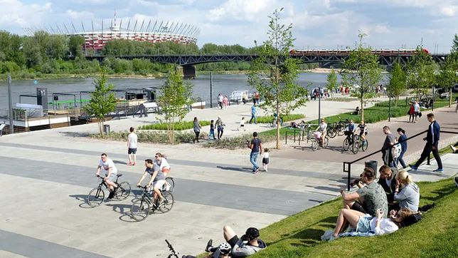 Warszawa. Aktywiści chcą zakazu spożywania alkoholu na Bulwarach Wiślanych. (fot. East News - PIOTR MOLECKI)