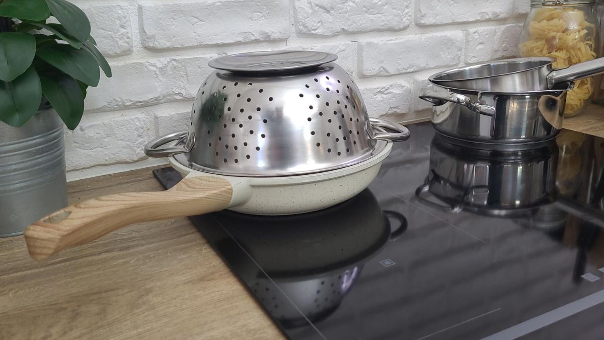 Babcia zawsze przykrywa patelnię durszlakiem. Wypróbowałam ten trik i nie żałuję.