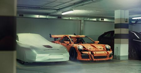Polak, który wstawił porsche z Lego na ulice Warszawy. Tomek Mąkolski opowiada o swoim projekcie