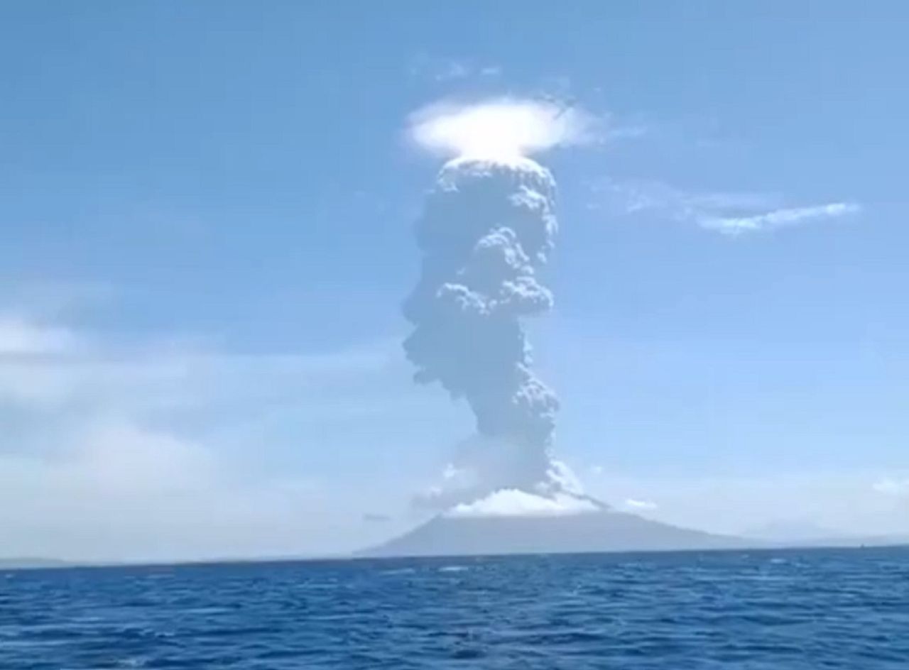 Wybuch wulkanu w Indonezji. Ewakuowano blisko 3 tys. osób [Zobacz wideo] - Wybuch wulkanu w Indonezji. Ewakuowano 2 800 osób
