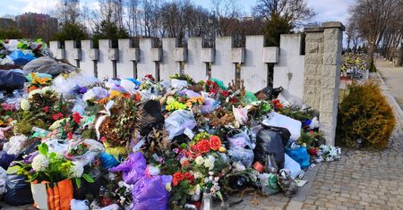 Kwoty przyprawiają o zawrót głowy. Ile kosztuje wywiezienie śmieci z cmentarza?