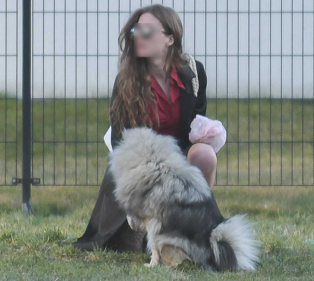 Kochanka Antka Królikowskiego wyprowadza psa na spacer