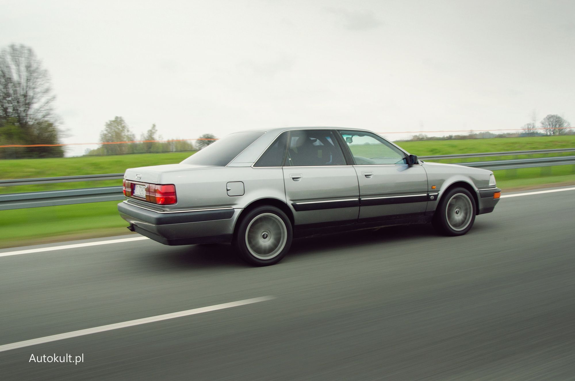 Rozpędź Audi V8, a osiągi cię nie rozczarują. Ale nie ścigaj się ze startu zatrzymanego, bo spłoniesz ze wstydu.