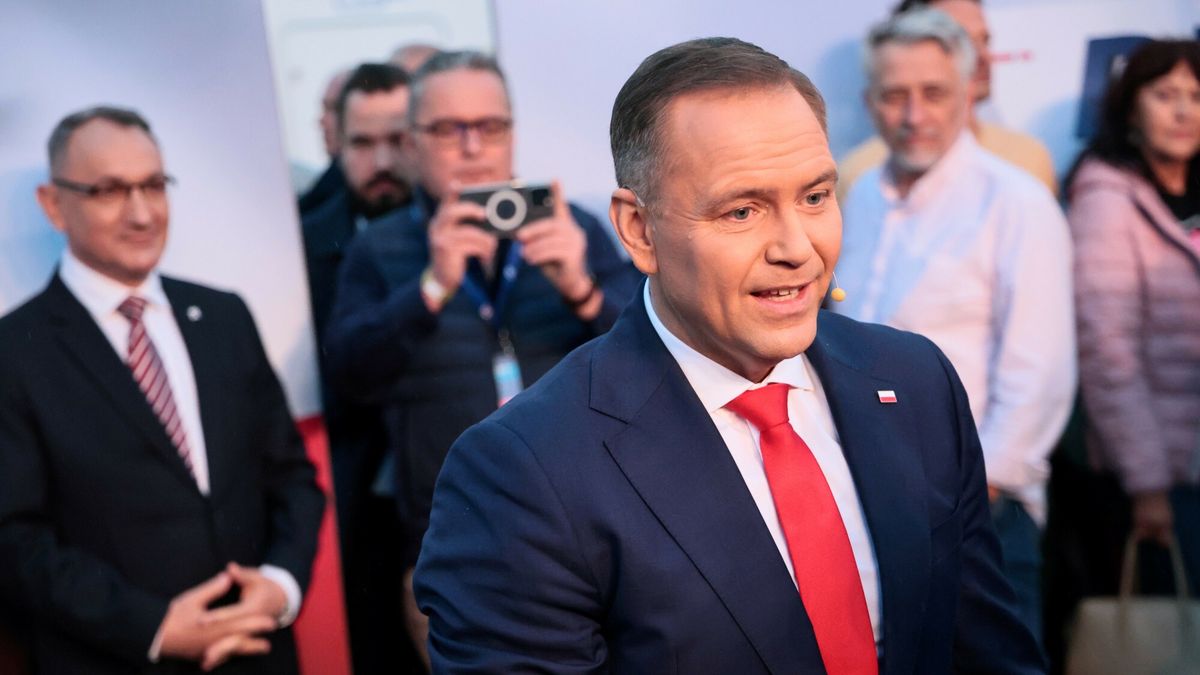 Debata TV Republiki na rynku w Ko?skich
Fot. Anita Walczewska/East News, 28.05.2025. Kampania prezydencka przed druga tura wyborow. Debata TV Republiki na rynku w Konskich, z udzialem kandydata PiS Karola Nawrockiego.
N/z: Karol Nawrocki
Anita Walczewska