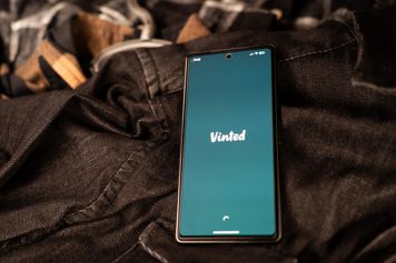 Oszukują na Vinted z pomocą AI. Platforma radzi, co powinni zrobić sprzedający