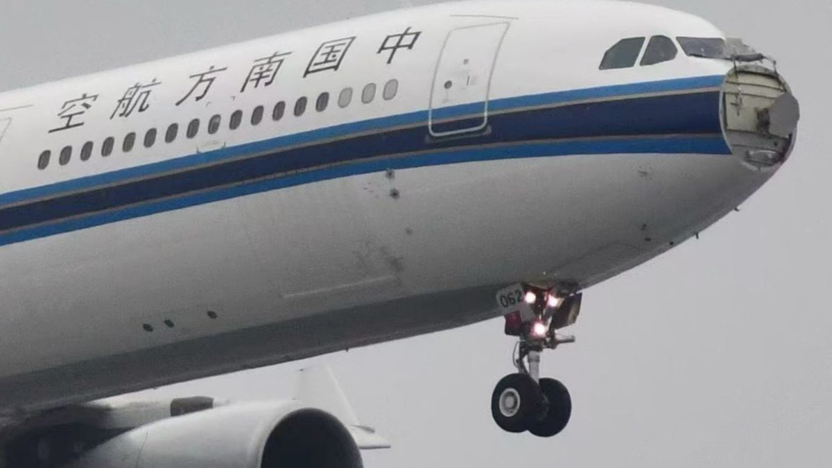 Samolot linii China Southern z uszkodzoną przednią sekcją