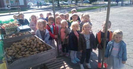 Przedszkolaki na targowisku