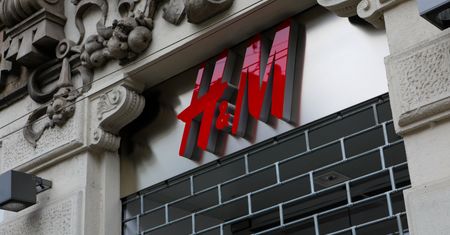 Koronawirus. Spadki sprzedaży sieci H&M sięgają niemal 60 proc.