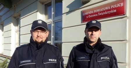 Dzielnicowi z ostrowieckiej komendy uratowali życie 55-latka. Nietrzeźwy mężczyzna wpadł do rzeki.