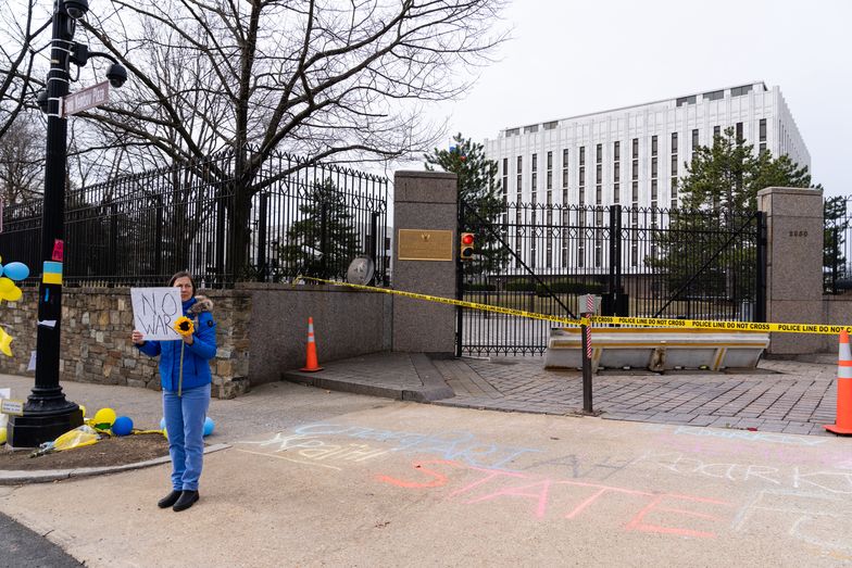 Rosyjska ambasada odgraża się USA. "Sankcje nie zmuszą nas do porzucenia kursu"