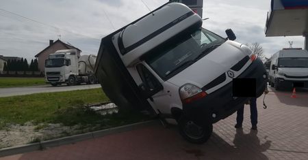 Dostawczak sam zaparkował. Kierowcy zrzedła mina, gdy zobaczył, gdzie stoi auto