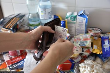 Polacy w obliczu finansowych kłopotów. Z czego zrezygnują? Zaskakujące odpowiedzi