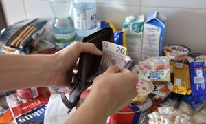 Polacy w obliczu finansowych kłopotów. Z czego zrezygnują? Zaskakujące odpowiedzi