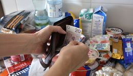 Polacy w obliczu finansowych kłopotów. Z czego zrezygnują? Zaskakujące odpowiedzi