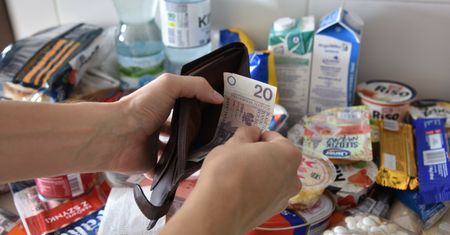 Polacy w obliczu finansowych kłopotów. Z czego zrezygnują? Zaskakujące odpowiedzi