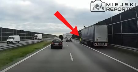 Sekundy przed tragedią na A2. Nagrali 71-latka