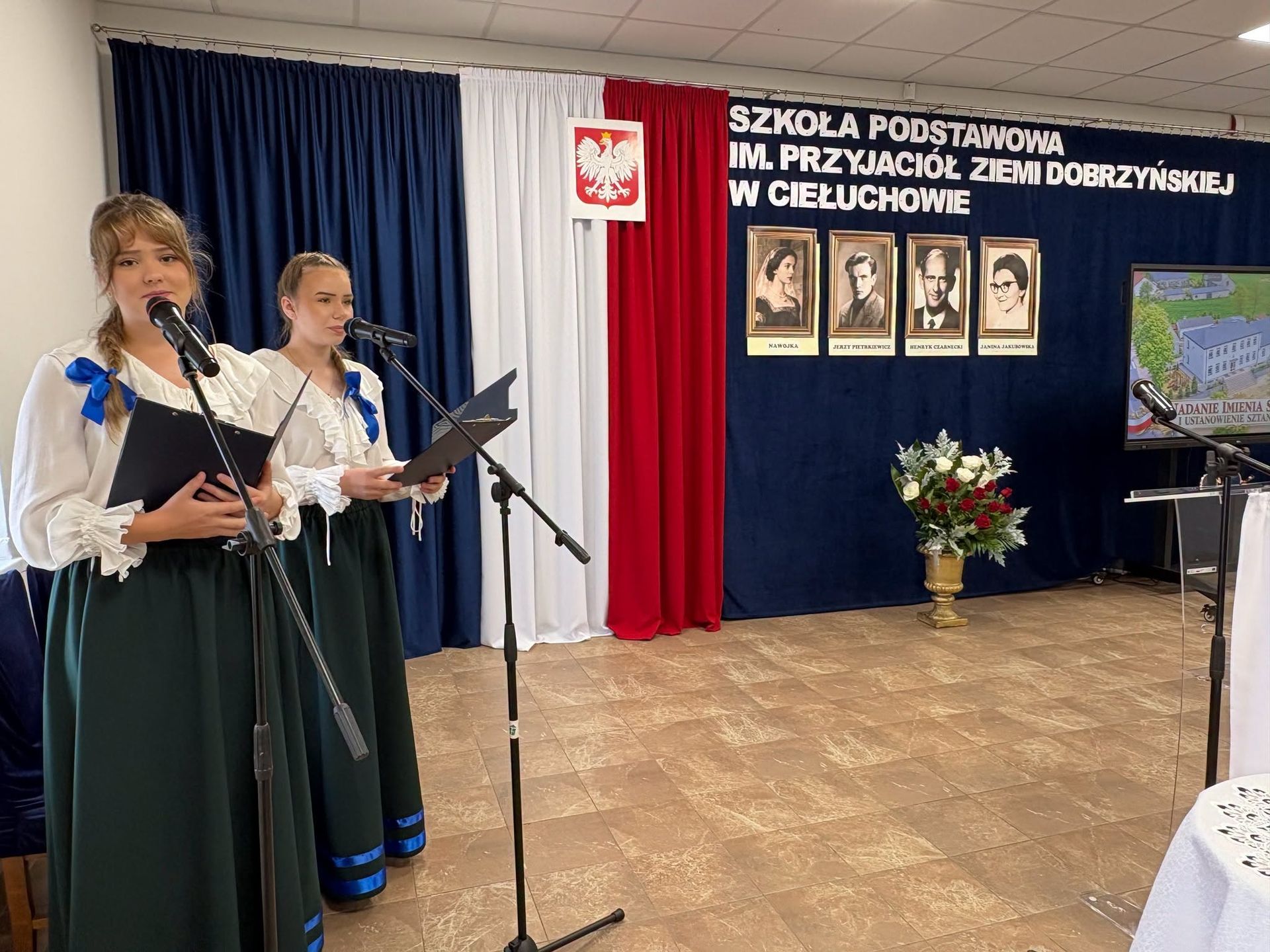 Patronami szkoły zostali Nawojka, Janina Jakubowska, Henryk Czarnecki i Jerzy Pietrkiewicz