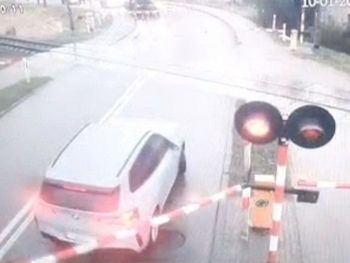 Hajnówka: Kobieta w BMW nie przyjęła do wiadomości, że szlaban się zamyka. Wjechała na przejazd i utknęła