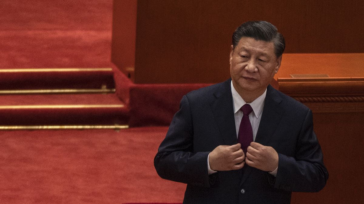 BEIJING, CHINA - APRIL 08: Chinese President Xi Jinping adjusts his jacket at a ceremony to honour contributions to the Beijing 2022 Winter Olympics and Paralympics at the Great Hall of the People on April 8, 2022 in Beijing, China. (Photo by Kevin Frayer/Getty Images)