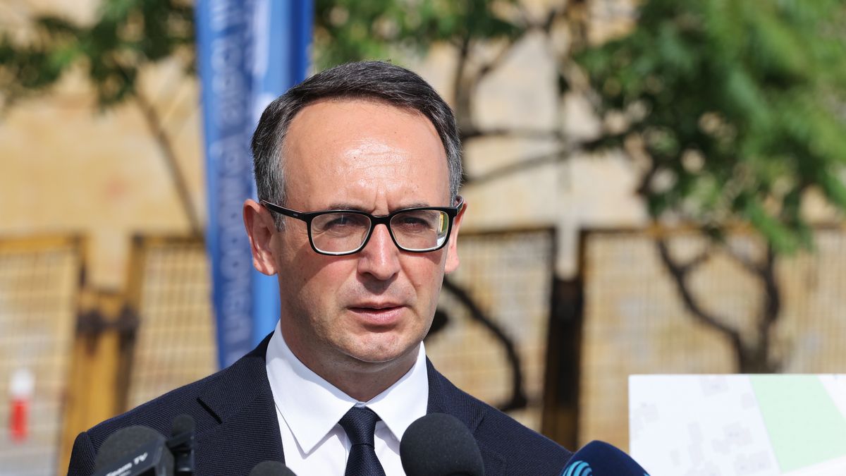 Tomaszów Mazowiecki, 20.05.2024. Minister infrastruktury Dariusz Klimczak podczas konferencji prasowej w Tomaszowie Mazowieckim, 20 bm. Temat spotkania: "Nowe inwestycje kolejowe w Polsce na przykładzie Tomaszowa Mazowieckiego". (sko) PAP/Marian Zubrzycki