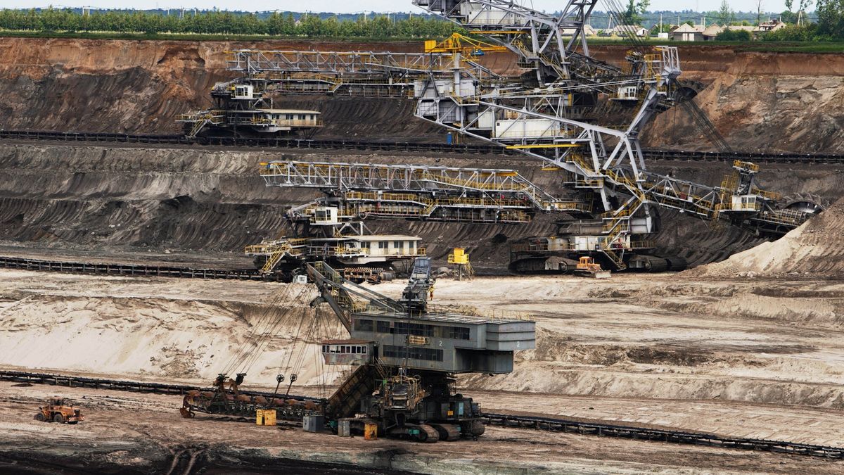 Kopalnia odkrywkowa węgla brunatnego w okolicy Konina