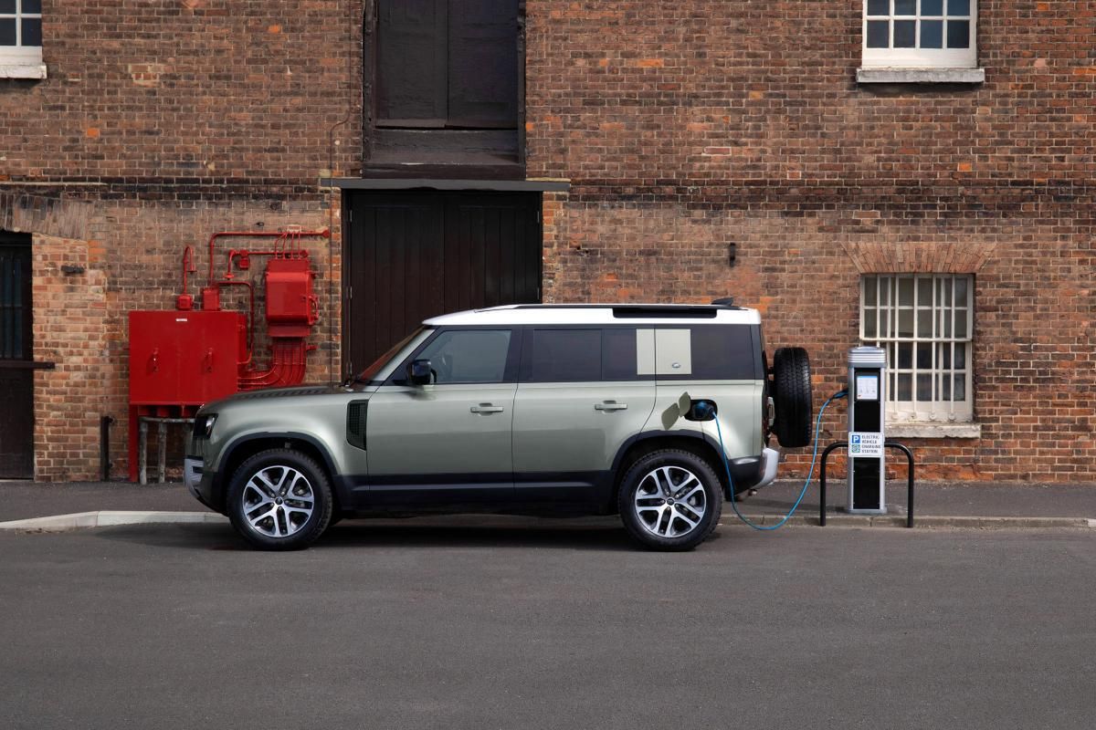 Land Rover Defender P400e