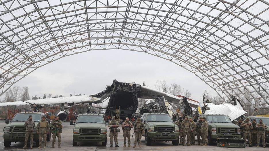 Ten pick-up trucks handed over to mobile anti-drone units at Hostomel Airfield near Kyiv
epa10553614 Ukrainian servicemen attend the handing over of ten pick-up trucks to mobile anti-drone units near the largest Ukrainian cargo aircraft Antonov An-225 Mriya 'Dream' that was destroyed during the Russian attacks on Hostomel Airfield not far from Kyiv, Ukraine, 01 April 2023 amid the Russian invasion. Mobile anti-drone units have the task to track and destroy enemy kamikaze drones and other low-flying aerial targets. Russian troops on 24 February 2022, entered Ukrainian territory, starting a conflict that has provoked destruction and a humanitarian crisis.  EPA/SERGEY DOLZHENKO 
Dostawca: PAP/EPA.
SERGEY DOLZHENKO