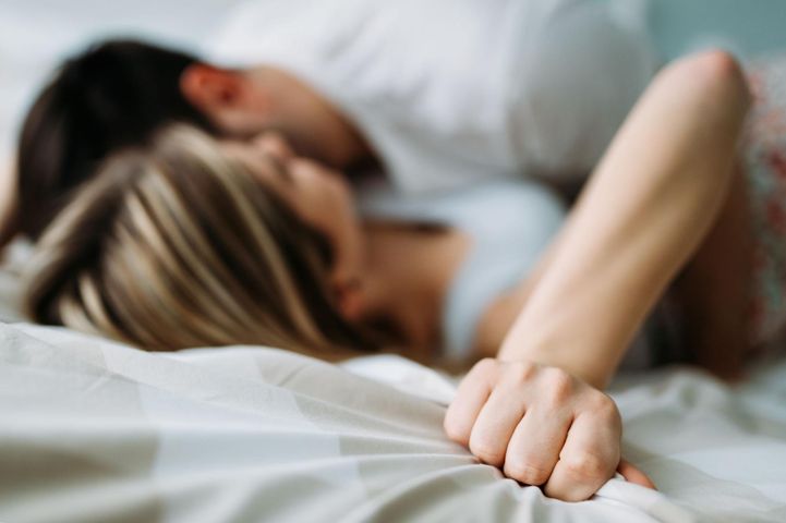 Seks to spoiwo związku, ale od samego stosunku nie mniej ważne jest podtrzymywanie napięcia seksualnego między partnerami w ciągu dnia.