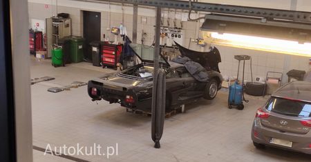 Jaguar XJ220 w warszawskim serwisie japońskiej marki. To jedna z 281 sztuk na świecie