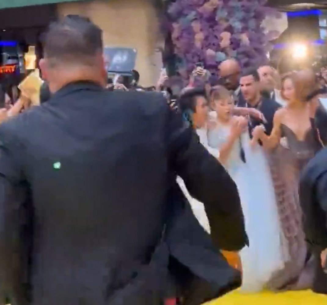 Fan rzucił się na Arianę Grande