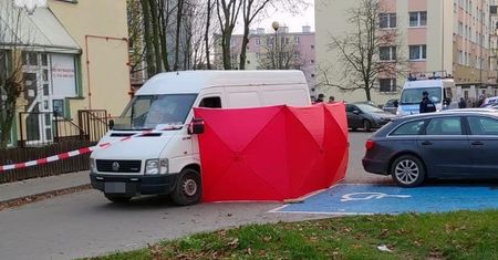Śmiertelne potrącenie podczas cofania. Nie żyje kobieta, która wpadła pod koła